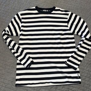 3 for $25 😁😁😁Great black & white stripe, long sleeve T
